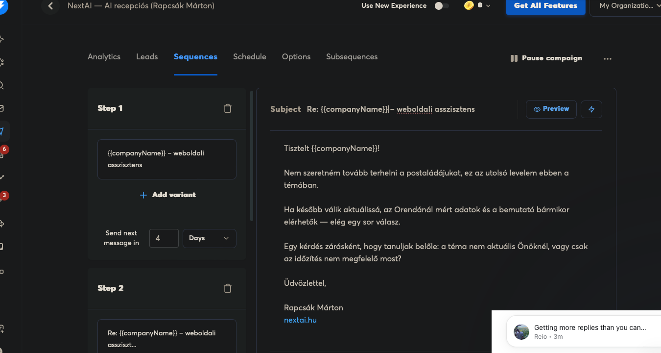 Fehérre meszelt boltíves pinceajtó virágok között