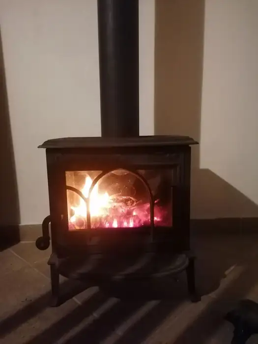 Égő tűz a cserépkályhában