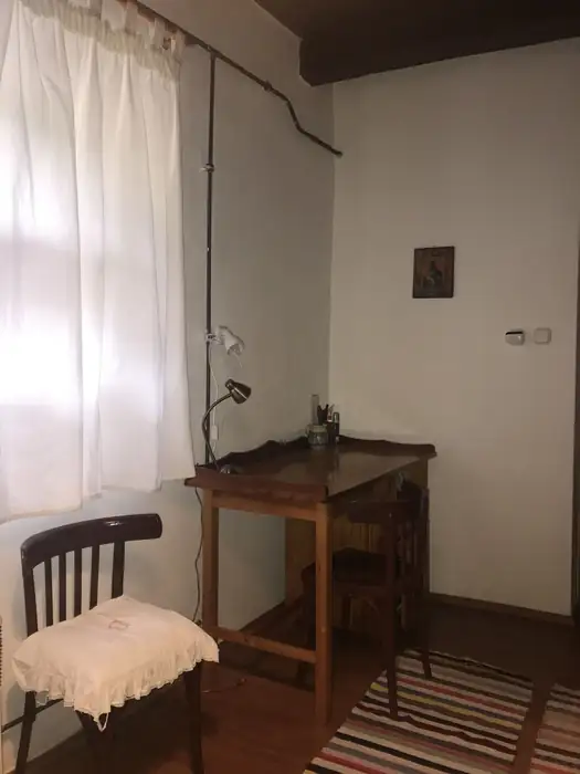 Dolgozó-olvasó sarok íróasztallal